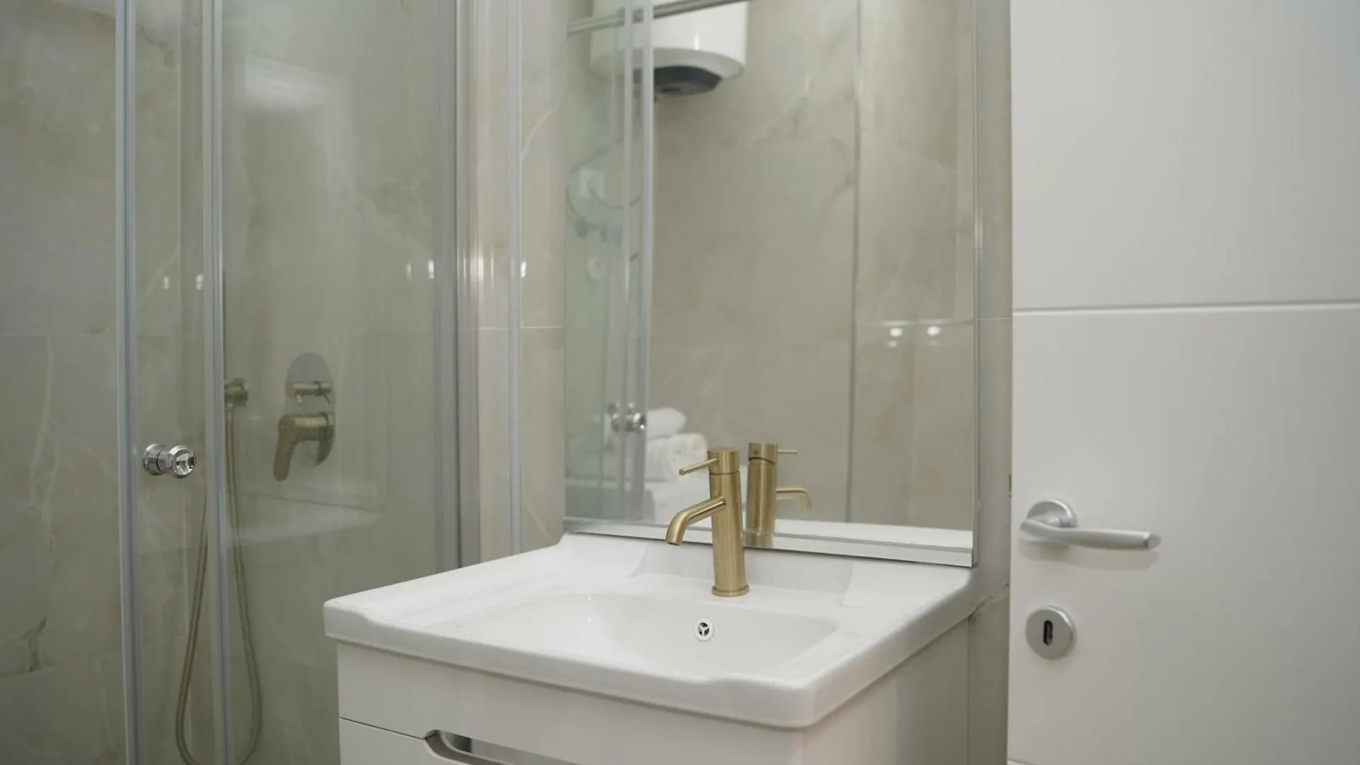 Sasso Bianco Apartment'S Durres Apartment